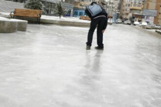 atentie la gheata autoritatile avertizeaza asupra riscului de accidentari 6960aad6c62a4