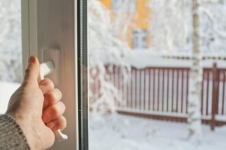 ferestre deschise larg 10 minute sau pe verticala mai mult timp care este varianta corecta de a aerisi expertii au dat verdictul 696e7d47a3c53