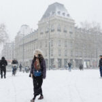 franta puternic afectata de ninsori si polei transportul in comun traficul rutier si zborurile aeriene sunt serios bulversate 695e775321924