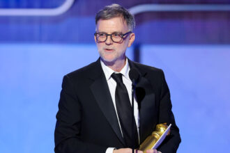 golden globes paul thomas anderson honors warner bros michael de luca after winning best director 6964680a67cf3