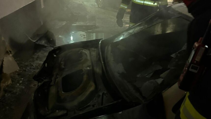 incendiu puternic in cluj trei autoturisme si un bloc afectate de flacari foto 696f1d46155bb