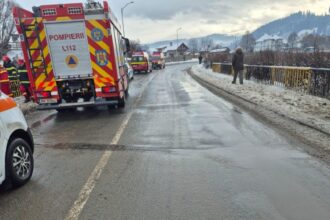 sase persoane intre care patru copii ranite dupa ce o masina s a rasturnat in raul bistrita foto 695cd5ba97089