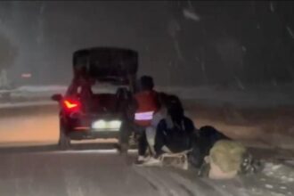 un adolescent de 17 ani a murit dupa ce sania trasa de o masina a lovit un cap de pod foto 696ab619a3df1