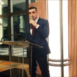 video simion a taiat un tort in forma groenlandei acoperit cu steagul sua la o receptie unde a fost premiat pentru apararea democratiei 69710ae13415c