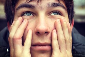 11 obvious signs a man never felt securely loved as a little boy 69987fb5d510c