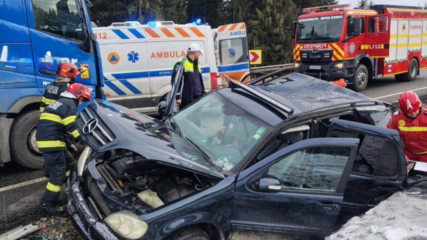 accident rutier grav pe dn17 in poiana stampei trei persoane ranite dupa coliziunea dintre un autotren si un autoturism foto 698afb772dd37
