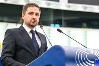 adrian axinia europarlamentar aur avem un presedinte ilegitim posibil infractor el trebuie suspendat si demis din functie 69a16d86b6e55