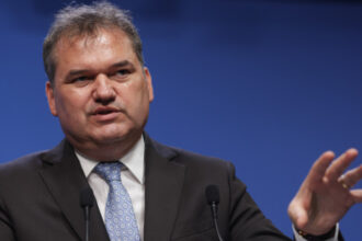 cum arata reforma adoptata de guvern se desfiinteaza 6 409 posturi in administratia centrala ce se intampla in administratia locala 699e07f78cfc4