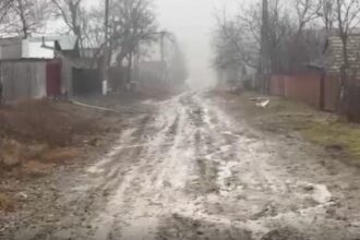 drumurile asfaltate o promisiune neonorata de ani de zile oamenii au inceput sa toarne singuri beton in fata caselor 699d6143341cf