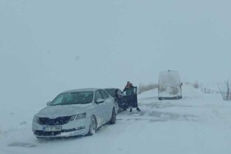 haos total in judetul constanta o ambulanta a derapat trei microbuze de transport persoane si doua masini sunt blocate 6995d2962a394