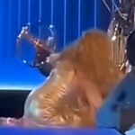 momentul in care shakira se prabuseste pe scena in mijlocul unui mega concert video 698b93e76b8a8