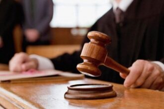 un angajat care a fost dat afara dupa doua zile pentru ca a refuzat sa dea mana cu seful a fost despagubit cu 34 000 de euro 69983eca35d6e