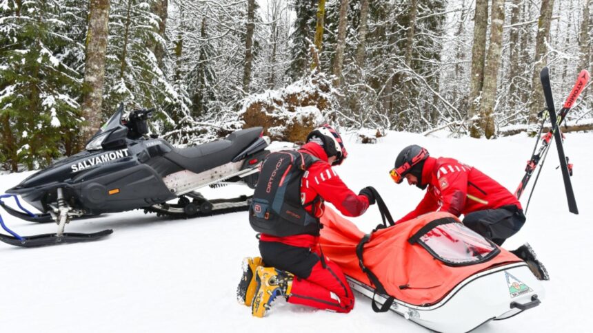 zeci de persoane au fost salvate de pe munte in ultimele 24 de ore 699c0097cd063