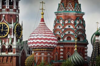 kremlinul asteapta socul din piata ca pe o mana cereasca criza din iran ar putea umple vistieria moscovei cu miliarde din petrol 69a54207ca8b6