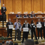 sanctiunea primita de trei parlamentari pentru scandalul facut la dezbaterea din plen privind cererea sua 69b93d6d35876