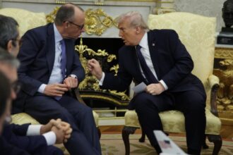 scene incredibile in biroul oval trump glumeste despre lovirea germaniei merz ramane impasibil video 69a848b5bc723