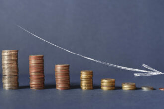 deficitul bugetar al romaniei a scazut la 79 din pib in 2025 nivelul ramane insa cel mai ridicat din uniunea europeana 69e8ece8727ab