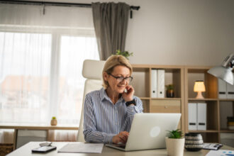 drepturile angajatilor care lucreaza de sarbatori legale cum sunt platiti si cand primesc zile libere potrivit legi 69d885593ee49