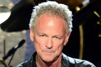 ex fleetwood mac guitarist lindsey buckingham allegedly attacked by woman 69cd4ce7e1c59