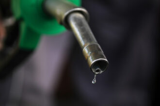 video preturile carburantilor continua sa scada in romania motorina a coborat sub 960 lei litru iar benzina se apropie de 870 lei 69da285c81f93