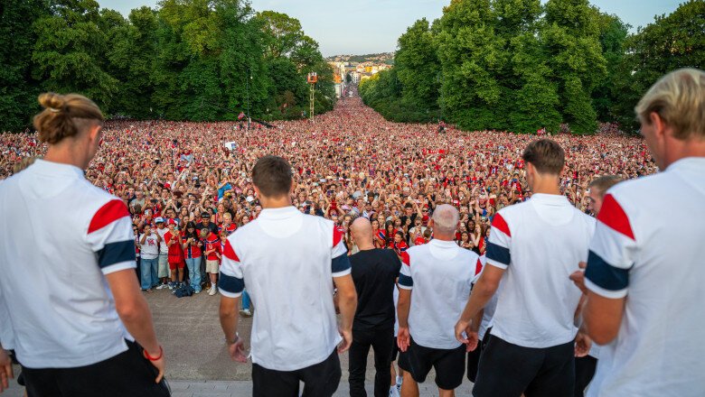 videofoto cm 2026 fotbalistii norvegieni primiti triumfal la oslo 90 000 de fani si printul mostenitor cantand la toba 6a568487ba38c