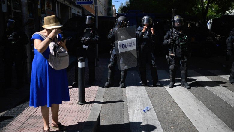 video criza locuintelor din spania ciocniri cu politia la madrid dupa evacuarea dramatica a unei chiriase in varsta de 87 de ani 6ab3f81c8f8cf
