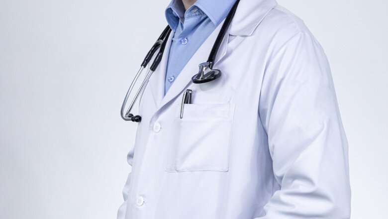 barbat de 28 de ani anchetat dupa ce ar fi profesat ca medic fara studii in bragadiru sute de mii de lei gasite la perchezitii 6adb4336e27c2