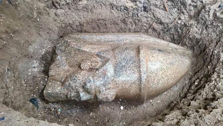 un fermier egiptean a gasit doua statui uriase ale faraonului ramses al ii lea in timp ce isi lucra pamantul 6ad20ff69a5e3