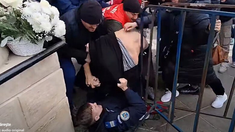 video bataie imbranceli si injuraturi la sfanta parascheva jandarmii au intervenit de urgenta pentru a calma spiritele 6acf81d9d022b
